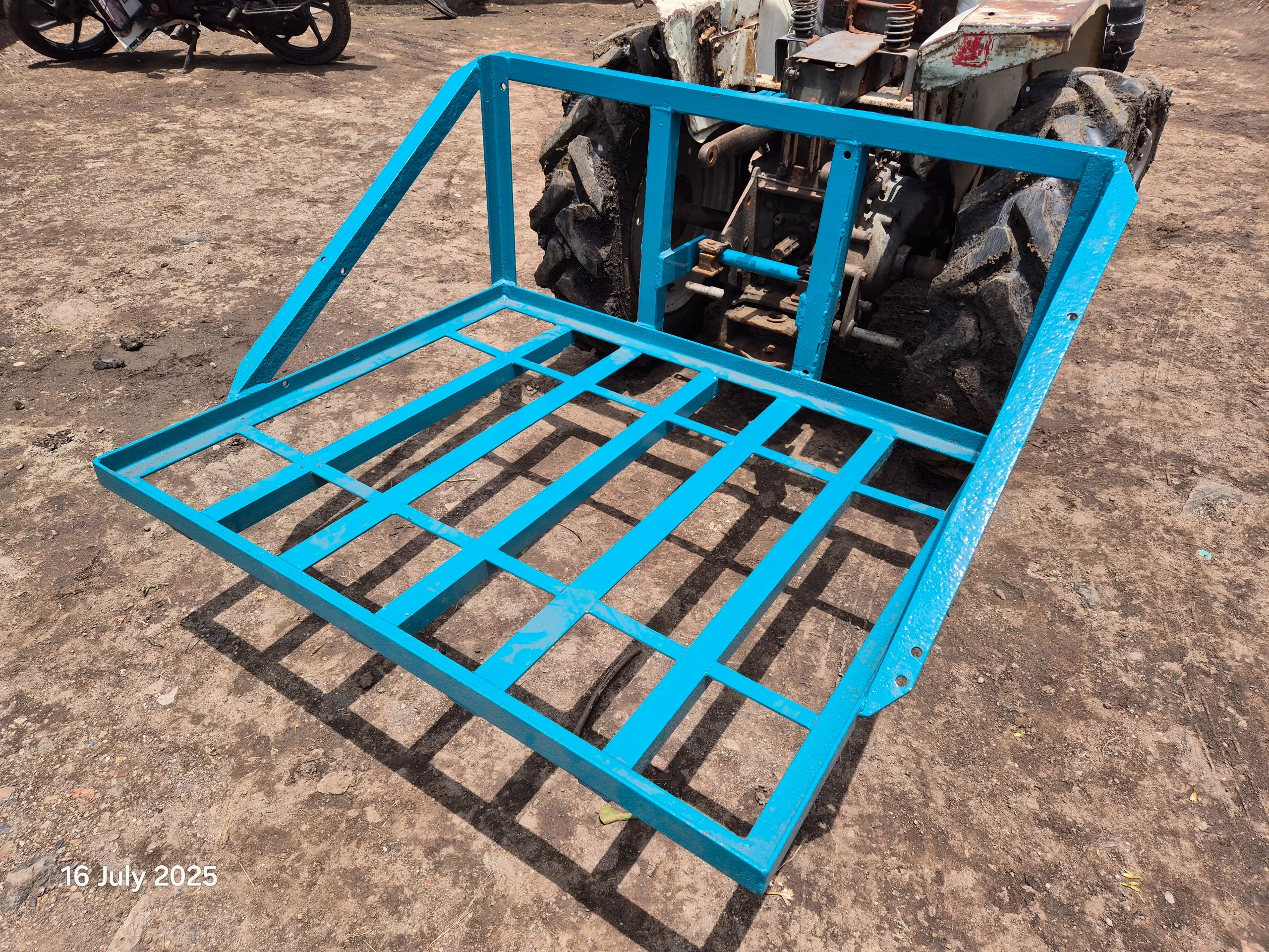 Tractor-Mountable Carrate Carriage