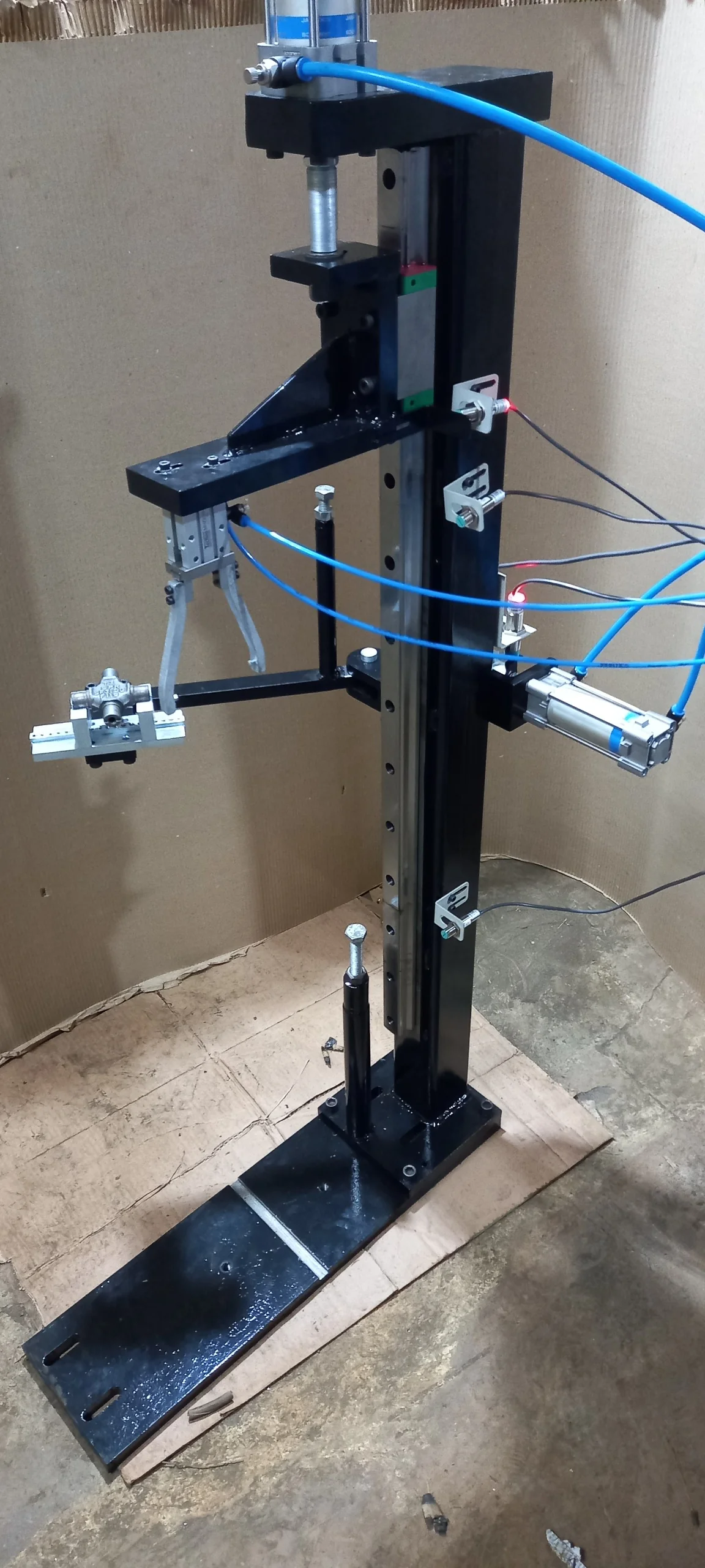 Automatic Pneumatic Fixture – UJ Cross